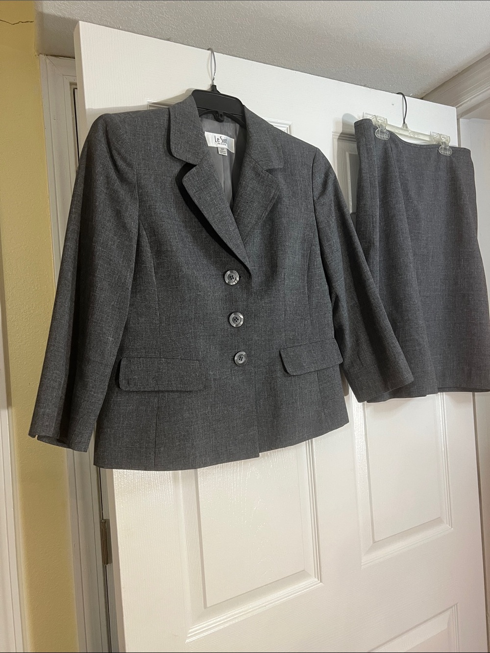 Le Suit Gray Women's Two-Piece Blazer and Skirt Suit